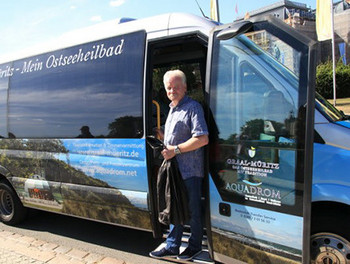 Kreisvorsitzender Uwe Wernicke vor dem Reisebus