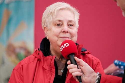 Frau spricht in ein Mikrofon. 