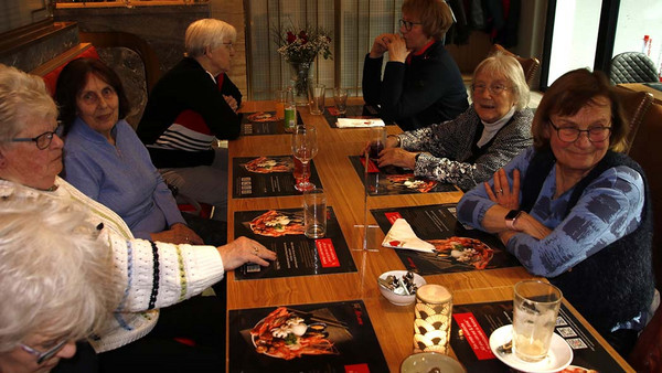 Tisch mit Frauen