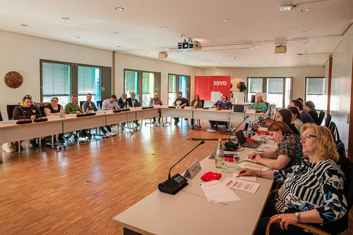 Blick in einen vollbesetzten Veranstaltungsraum. 