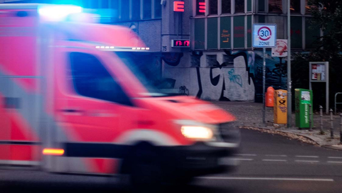 Krankenwagen fährt auf einer Straße