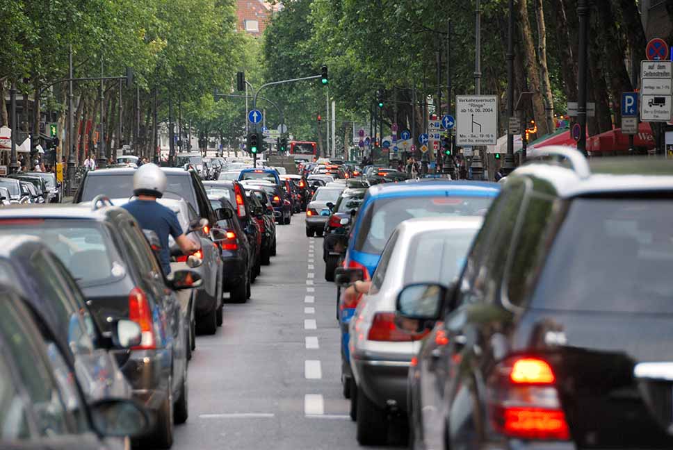 Autos stehen im Stau