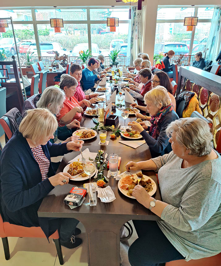 Viele Frauen sitzen am Restauranttisch
