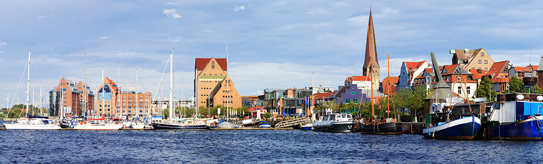 Panoramaansicht der Stadt Rostock vom Wasser aus